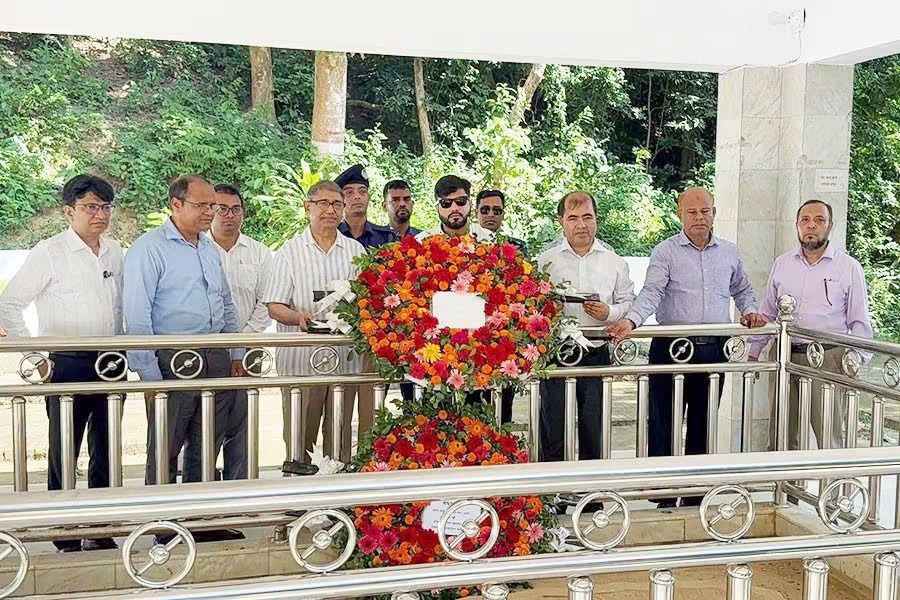 শহীদ রাষ্ট্রপতি জিয়াউর রহমানের প্রথম সমাধিতে মুক্তিযুদ্ধ মন্ত্রী ও প্রতিমন্ত্রীর শ্রদ্ধা