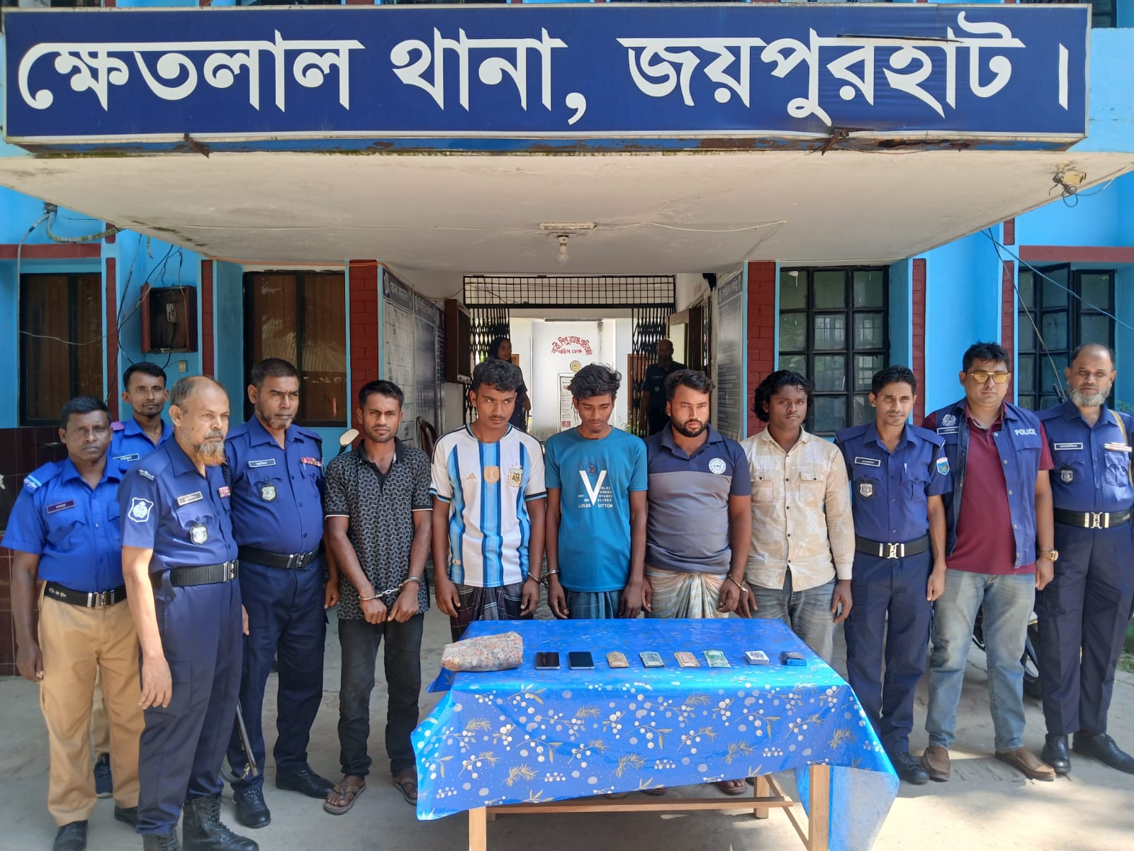 ক্ষেতলালে জুয়ার আসর থেকে ৫ জন গ্রেপ্তার
