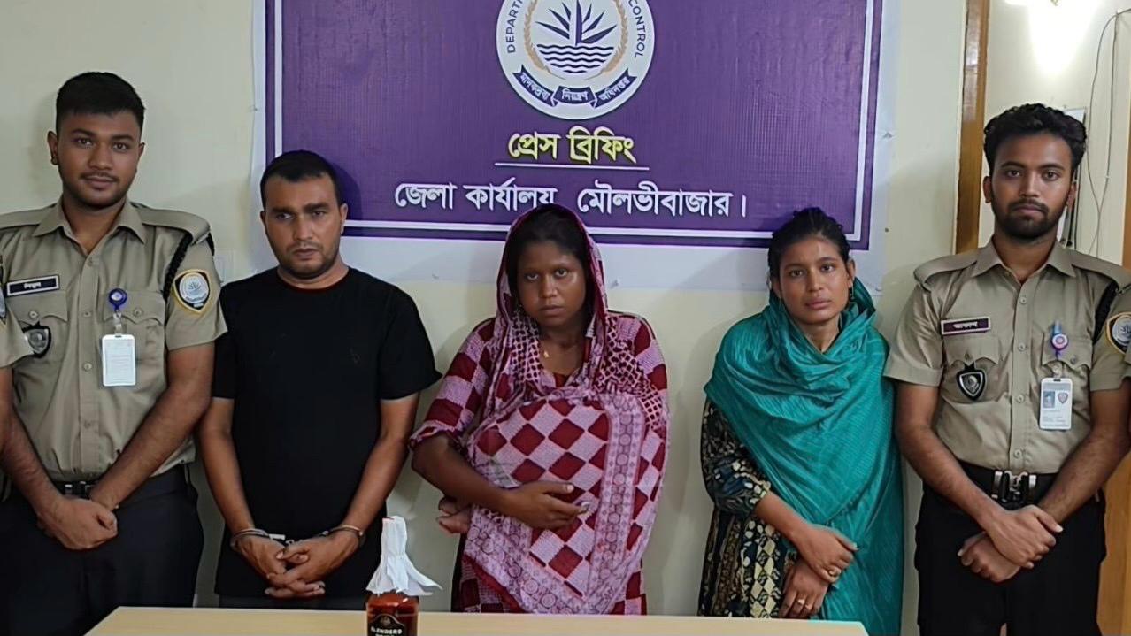 দেশীয় অস্ত্রসহ ইয়াবা মদ নগদ টাকাসহ গ্রেপ্তার ৩
