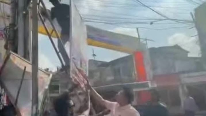নিজের ব‍্যানার ফেস্টুন নিজেই অপসারণ করেন মেয়র প্রার্থী সরফু