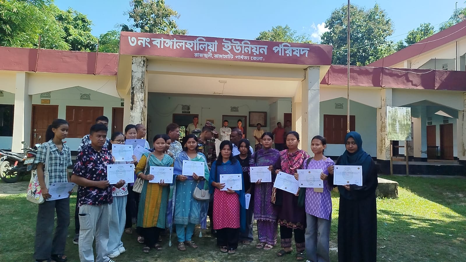বাঙ্গালহালিয়া কুটির শিল্প প্রশিক্ষণের সনদ পেলেন ২০ প্রশিক্ষণার্থী
