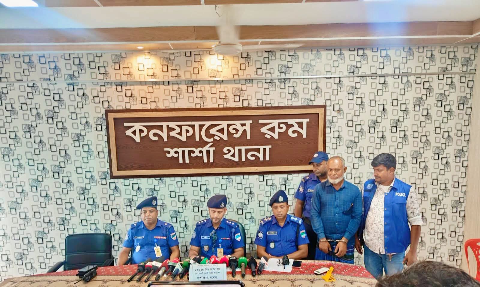 শার্শায় ৪ কোটি টাকা স্বর্ণের বার জব্দ, পাচারকারী আটক