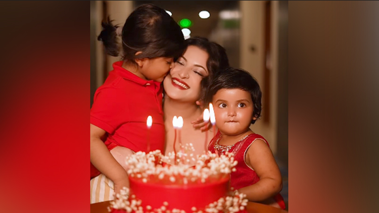 সন্তানদের নিয়ে ঘরোয়া জন্মদিন উদযাপন পরীমণির