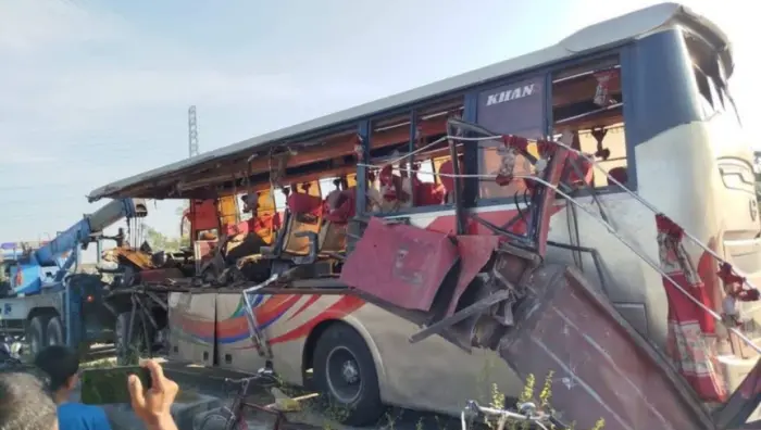 দাঁড়িয়ে থাকা ট্রাকে বাসের ধাক্কায় নিহত ৪, আহত ১৫