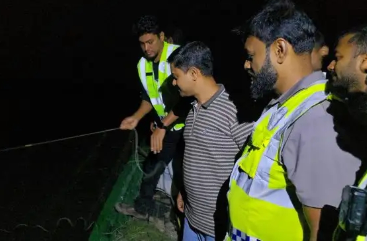 দুধকুমার নদে অভিযান, অবৈধ কারেন্ট ও চায়না দুয়ারি জাল জব্দ