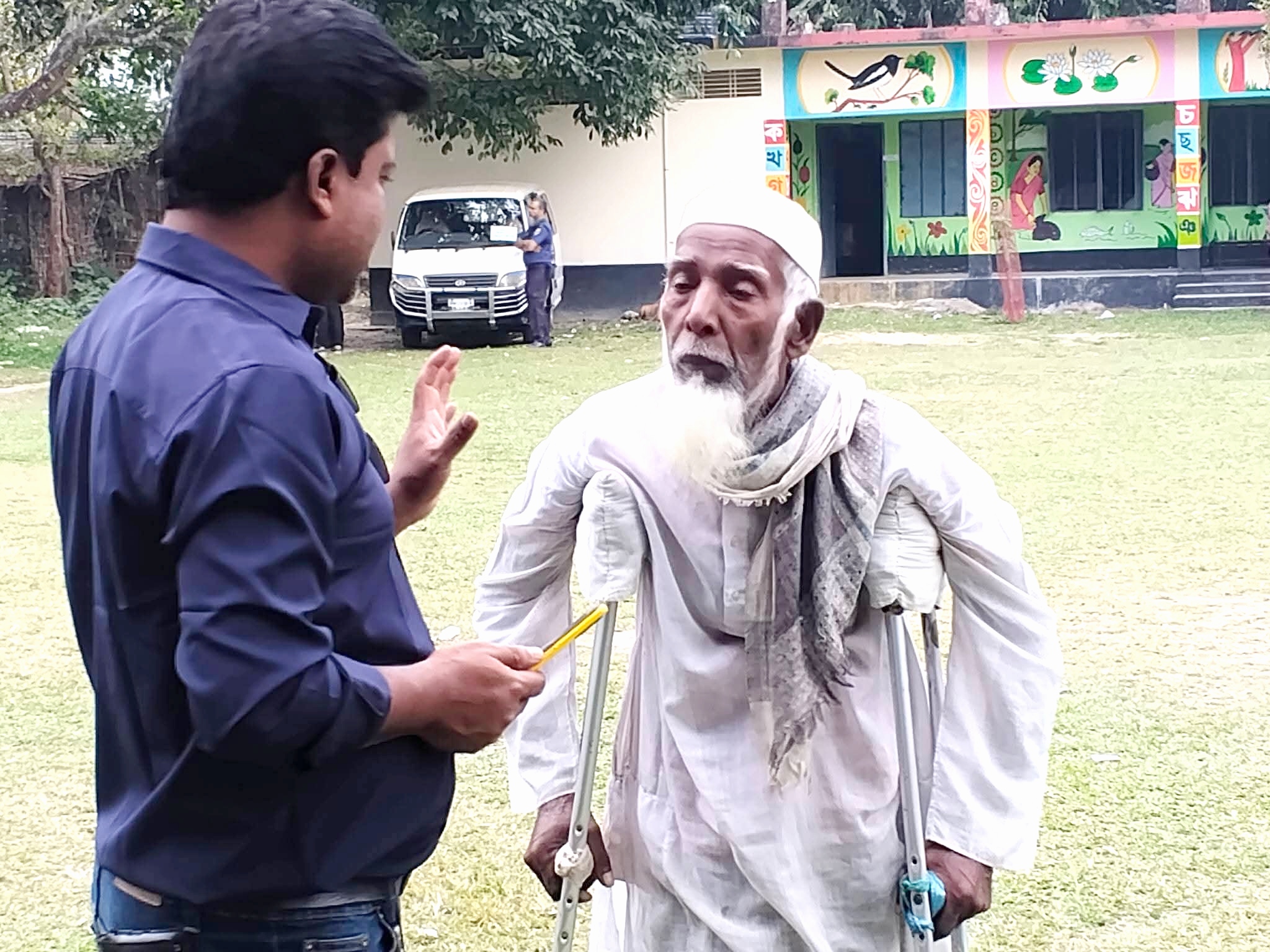 ক্রেচারে ভর করে অসুস্থ শরীর নিয়েই উপনির্বাচনের ভোট দিলেন বৃদ্ধ তাহের আলী