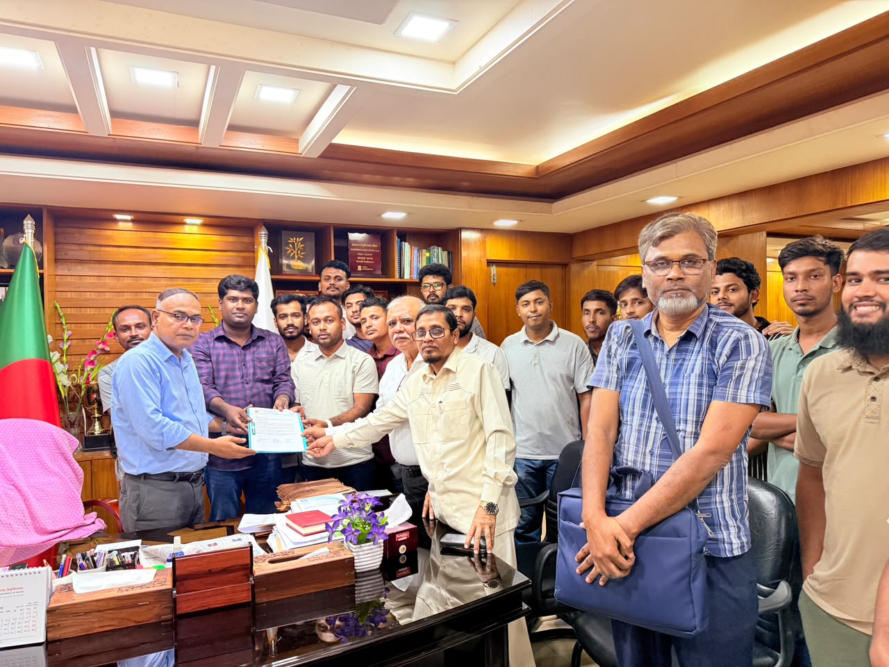 ইবিতে সৌর প্যানেল স্থাপনের দাবিতে শাখা ছাত্রদলের স্মারকলিপি