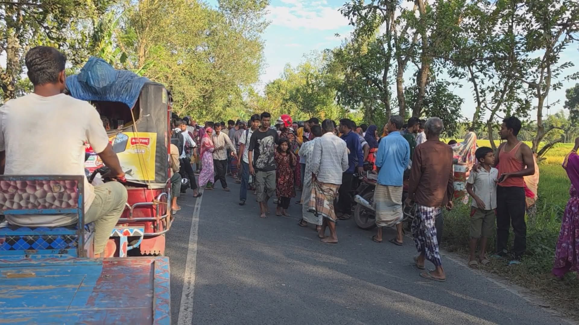 ঠাকুরগাঁওয়ে মোবাইল কিনতে এসে সড়ক দুর্ঘটনায় প্রাণ গেল বন্ধুর